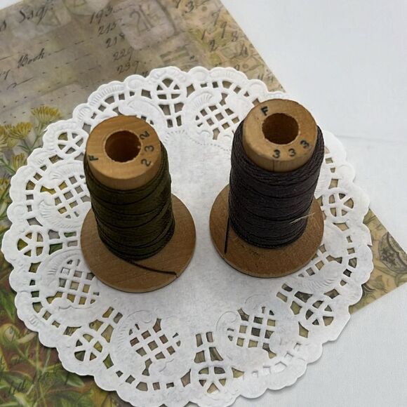 Farmhouse Clear Glass Candy Dish Bowl Side Handles 2 Earth Tone Spools of Thread - Picture 5 of 10